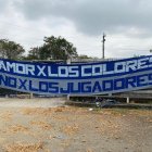 Uno de los mensajes en una bandera que los hinchas de Emelec llevaron al Polideportivo de Los Samanes.