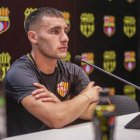 Emmanuel Martínez aporta con fútbol y entrega en el mediocampo de Barcelona.