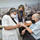 Una de las bodas civiles que se han realizado en tiempo de coronavirus, en Guayaquil, en el Registro Civil administrado por el Gobierno Nacional.