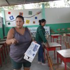 Padres de familia de la escuela San Francisco de Asís, del recinto Bellavista del cantón Daule, colaboran en el mantenimiento del plantel que está considerado en el plan piloto de retorno a las aulas.