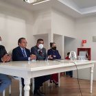 Mariano Curicama (i) y Tránsito Lluco (d) junto a sus abogados.