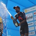 El ecuatoriano Jhonatan Narváez celebrando en lo más alto del podio.