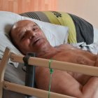 (FILES) In this file photo taken on August 12, 2020 Alain Cocq, suffering from an orphan desease of the blood, rests on his medical bed in his flat in Dijon, northeastern France. - Cocq announced on September 4, 2020 that he had been refused by the French President in his request to help him die and that he will cease all treatment from this day on. "Because I am not above the law, I am not in a position to accede to your request", wrote the French President to him. Alain Cocq asks to receive the authorization from the medical profession to prescribe a barbiturate. "I am not asking for assisted suicide or euthanasia", he defends himself. "But an ultimate care. Because I am just trying to avoid inhuman suffering", which the Leonetti law currently does not allow regarding the end of life, according to him. (Photo by PHILIPPE DESMAZES / AFP)