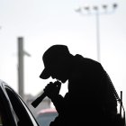 Un agente de la agencia de Aduanas y Protección Fronteriza ilumina con una linterna el interior de un autmovil.