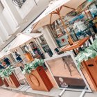 En la calle Víctor Emilio Estrada, en Urdesa, restaurantes empezaron a atender en mesas ubicadas en las veredas.