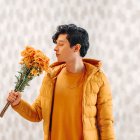 Felipe tiene 26 años. Toca piano y guitarra.