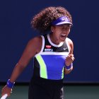 La tenista japonesa celebra el punto final luego de vencer su partido y meterse a octavos de final