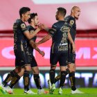 Angel Mena es felicitado por sus compañeros luego de sus dos conquistas ante Necaxa.