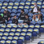 Cristiano Ronaldo (d), mientras observa el partido entre Portugal y Croacia sin mascarilla.