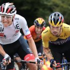 Tadej Pogacar (izquierda)  y Primoz Roglic compiten durante la noventa etapa del Tour de Francia