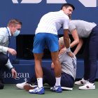 Novak Djokovic intenta socorrer a la mujer luego del pelotazo.