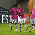 Los jugadores de Independiente de Valle, Caicedo (i) y Torres (d) festejan el empate ante Emelec.