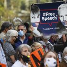 Varias decenas de personas, incluida la diseñadora británica Vivienne Westwood, se manifestaron el lunes a las puertas del tribunal con pancartas que decían "¡Encarcelen a los criminales de guerra, liberen a Julian Assange!"