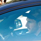 Lionel Messi fue captado por los focos de la prensa catalana a su llegada a la práctica.