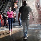 Personas con mascarilla y tratando de mantener una distancia prudente para evitar el contagio de coronavirus, una escena cotidiana en el metro de Sao Paulo, Brasil.