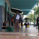 Avenida 9 de octubre. Las personas caminan con mascarillas.