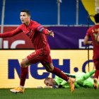 Cristiano Ronaldo celebra su gol 100 con la selección en el partido contra Suecia. Luego marcó el 101.