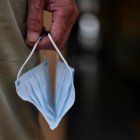 WUHAN. Un hombre sostiene una mascarilla en un ferry mientras cruza el río Yangtze.
