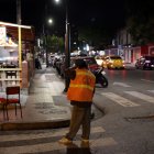Vigilantes seguros. Son personas civiles que trabajan a lo largo de la avenida Adolfo Alvear Ordóñez. Ellos se encargan de cuidar los vehículos apostados en los exteriores de los negocios y viviendas.