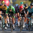 El australiano Caleb Ewan (derecha) ingresó a la recta final de la etapa cabeza con cabeza con Sam Bennett (izquierda)