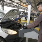 Un trabajador realiza la revisión vehicular en las instalaciones de la entidad.