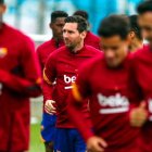 Una escena que hace poco parecía imposible, Lionel Messi entrenando junto a sus compañeros del Barça.