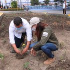El vicealcalde Josué Sánchez, en acto del proyecto La Ruta de los Árboles, siembra un árbol.