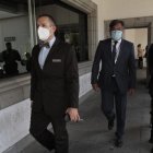 Juan Pablo Albán y Paúl Ocaña, a su ingreso a la Corte el lunes para la lectura de la resolución.