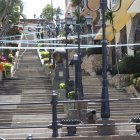 1. Gradas. Aún se conservan los banderines que engalanan la subida del cerro Santa Ana colocados en octubre de 2019. Las escalinatas donde funcionaban decenas de negocios no reciben visitas.