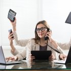 Para reducir la ansiedad y el estrés, dedique tiempo durante su rutina diaria a realizar actividades físicas que le gusten, como yoga, pilates o tai chi.