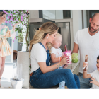 Saruka junto a su esposo Daniel y sus hijos (Bela y Noah).