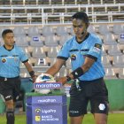 En las últimas fechas los errores de los árbitros son más notorios. La cercanía de la definición de la etapa hace que la lupa se centre en ellos, quienes esperan contar pronto con la ayuda del VAR.