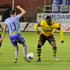 José Angulo (d), delantero de Barcelona, en la acción donde tuvo que se cambiado frente a Macará.