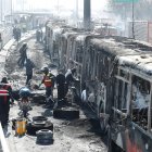 Bogotá. Funcionarios y peritos revisan los daños en los restos de buses de TransMilenio incinerados durante las protestas masivas del miércoles.