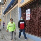 Hecho. Personal de la Dinapen acudió al centro educativo que fue clausurado este jueves.