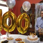 El protagonista. Ángel Abraham Garaycoa durante el festejo por sus 100 años de vida, en su vivienda ubicada en la Alborada.