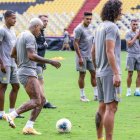 Michael Arroyo (i) trabajó a la par del reto de sus compañeros.