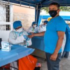 Una brigada de médicos del Municipio de Guayaquil realizan pruebas de Covid en la ciudad.