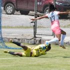 Disputa. Mayerlin Montoya (amarillo) le gana el balón a la delantera de Ñañas, Karen Páez (13) durante el partido de la primera fecha de la Superliga Femenina del Ecuador.