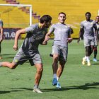 Los jugadores de Barcelona están concentrados en vencer a Católica. Cualquier otro resultado los pondrá lejos de los líderes, y prácticamente le dirán adiós a la etapa.