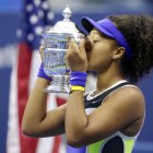 Osaka, de 22 años, besa el trofeo del US Open 2020. Ya suma dos con el de 2018