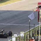 Lewis Hamilton recibiendo la bandera a cuadros en el Gran Premio de La Toscana.