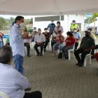 El ministro de Transporte y Obras Públicas, Gabriel Martínez, se reunió el sábado con habitantes de Pedernales.