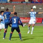 En el partido ante Olmedo, Facundo Barceló (d) no aportó en la delantera de Emelec. Queda la sensación de querer verlo junto a Roberto ‘la Tuka’ Ordóñez.