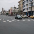 Circulación. Ayer, avenidas como la Machala y Quito, en el centro, lucieron parcialmente descongestionadas.