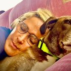 La alcaldesa abrazada a uno de sus varios perros rescatados.