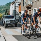 El ciclista ecuatoriano Richard Carapaz (i) entrenó este lunes por las calles de Grenoble durante su día de descanso obligatorio junto a otro miembro del Team INEOS