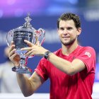 Histórica. El tenista austriaco agarra embelesado su primer trofeo de Grand Slam tras remontar ante Zverev por parciales de 2-6, 4-6, 6-4, 6-3 y 7-6(6).

== FOR NEWSPAPERS, INTERNET, TELCOS & TELEVISION USE ONLY ==

 GSE-SPO-TEN-WTA-2020-US-OPEN---DAY-14