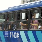 Transportación. La ATM informó que los articulados de la metrovía pueden llevar 80 pasajeros: 37 sentados y 43 de pie. Sin embargo, hubo usuarios que se quejaron de que en ellos hubo muchas más personas que lo establecido por las autoridades.