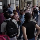 La aglomeración fue evidente en los exteriores de las entidades bancarias de la ciudad.